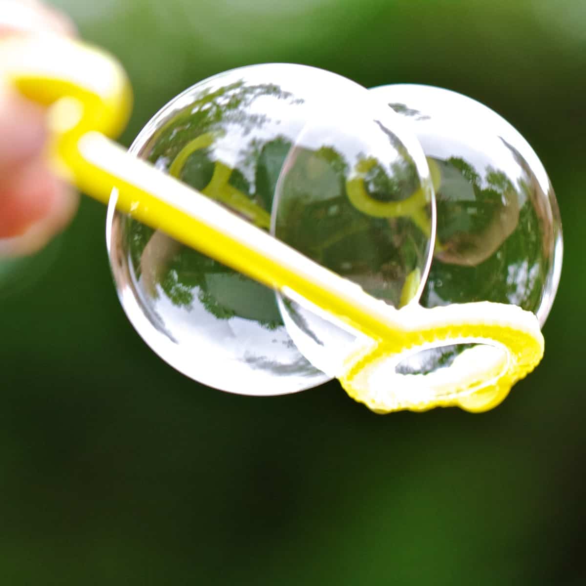 How to Make Bubbles at Home: Simple Recipes and Fun Techniques
